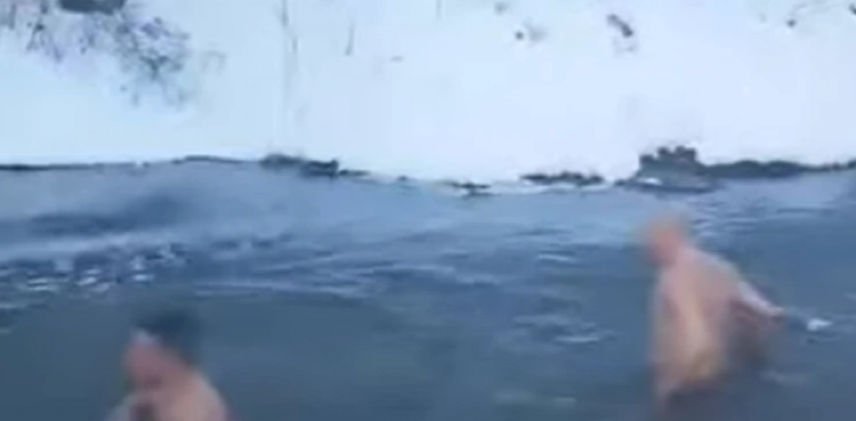 KUPANJE U LEDENOJ RECI NE PREDSTAVLJA PROBLEM Dvojica momaka zaronili duboko i pokazali hrabrost ( VIDEO)
