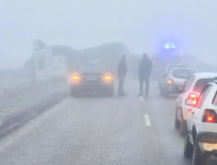 JEZIV PRIZOR NA TEMERINSKOM PUTU! Spustila se magla kao mrak, kamion proklizao i prevrnuo se! (FOTO)