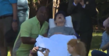 ČOVEKA SA JEDNOM NOGOM U GROBU ISCIMALI DA DOĐE NA GLASANJE! Sramota drma Ameriku, snimak Kamalinog glasača sablasnuo svet! (VIDEO)