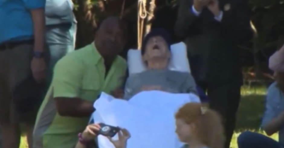 ČOVEKA SA JEDNOM NOGOM U GROBU ISCIMALI DA DOĐE NA GLASANJE! Sramota drma Ameriku, snimak Kamalinog glasača sablasnuo svet! (VIDEO)