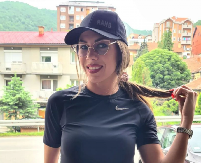 "I TI VERUJEŠ DA TE MUŽ NE VARA" Bivša rijaliti učesnica šokirala novom objavom, varala 53 godine starijeg penzionera pred kamerama