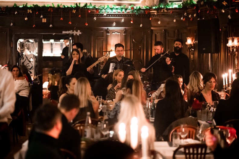 DOČEK NOVE GODINE U RESTORANU “DVA JELENA”