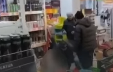 GO MUŠKARAC UŠAO U PRODAVNICU I POČEO DA NAPADA LJUDE Nosio sa sobom metalnu šipku