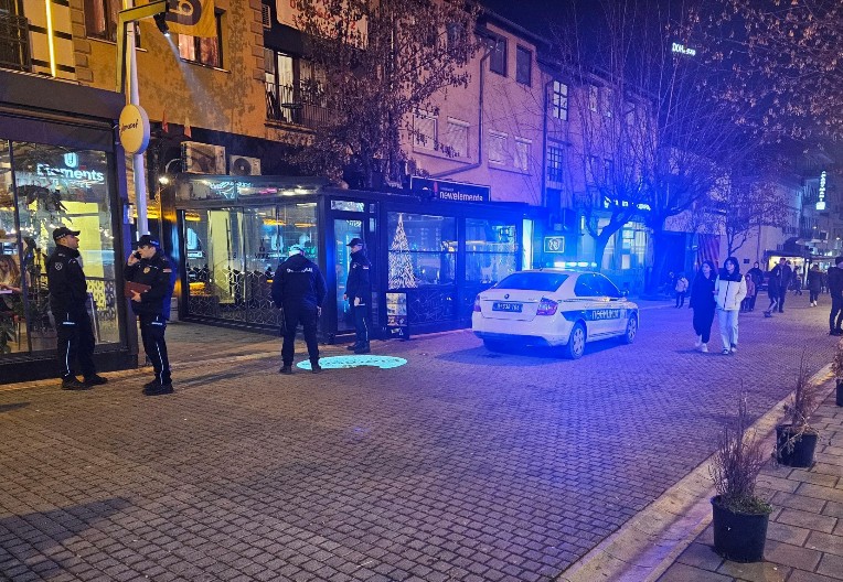 KRV PO ULICI, TINEJDŽER IZBODEN NOŽEM U TUČI:  Horor u ulici 28. novembra u Novom Pazaru