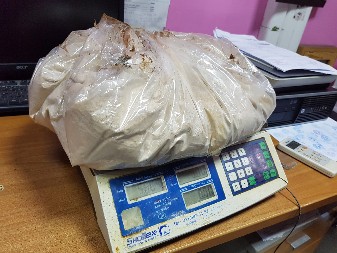 ZAPLENJENO TRI KILOGRAMA KOKAINA NA ALBANSKOJ GRANICI Vozač imao drogu u skrovištu kombija