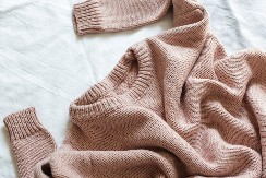 UĆEBANI DŽEMPERI ĆE BITI KAO NOVI Evo kako da skinete grudvice sa zimske odeće