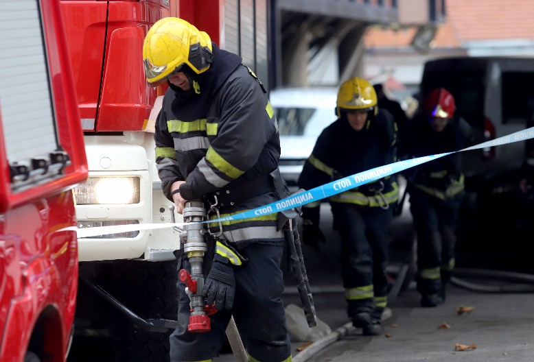 TOPILI ČVARKE, PA ZAPALILI PROSTORIJU! Vatrogasci intervenisali u Nišu, muškarac zadobio opekotine