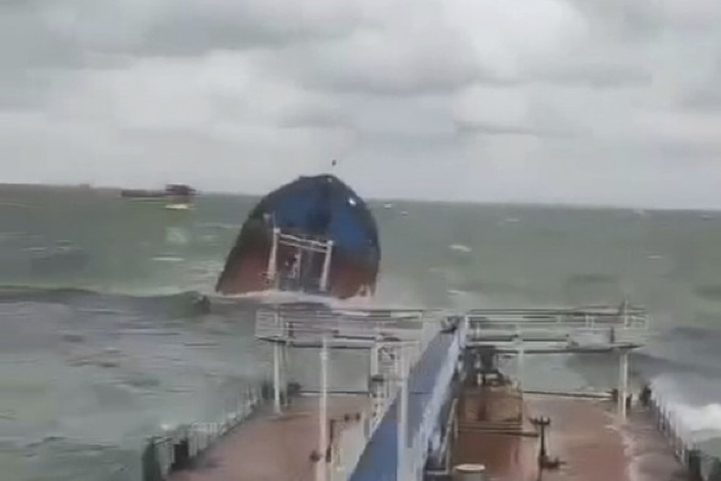 DRAMATIČAN SNIMAK! Sudbina tankera neizvesna: Ruski brod tone u luci Kavkaz! (VIDEO)