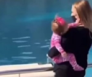 AU, DA LI JE OVA ŽENA NORMALNA? Devojčica počupala majku, a onda je ona dohvatila dete pred svima...gledaoci u šoku! (VIDEO)