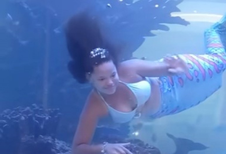 DRAMA U AKVARIJUMU, ''SIRENA'' KRENULA DA SE DAVI Devojka ostala bez vazduha kada joj se zaglavio rep, deca panično vrištala! (VIDEO)