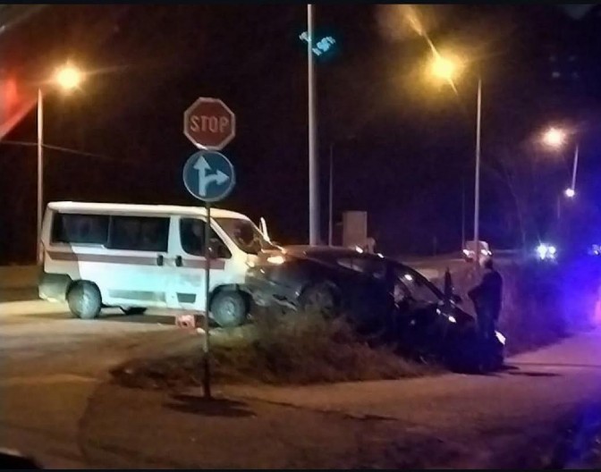 KOMBI SE ZAKUCAO U AUTO, KOJI JE ZAVRŠIO U KANALU Udes u Velikim Crljenima