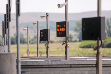 KOLAPS NA SRPSKIM GRANICAMA PRED PRAZNIKE! Pojedina vozila čekaju u kolonama i do 6 sati!