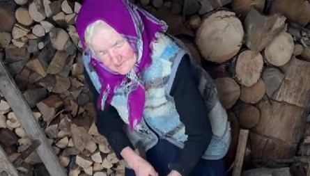 BAKA ANA (90) SAMA CEPA DRVA Živi na planini daleko od civilizacije - njoj ne treba ni muškarac da bi se nosila sa životnim izazovima (VIDEO)