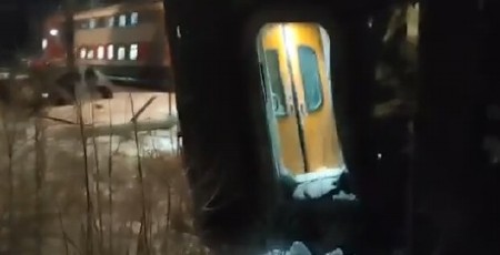 IMA MRTVIH U SUDARU PUTNIČKOG I TERETNOG VOZA Vagoni iskočili iz šina, 14 povređenih, nemile scene u Rusiji (VIDEO)