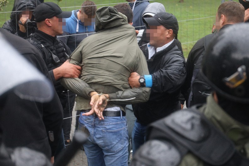 UHAPŠENA BANDA KOJA JE PLJAČKALA TAKSISTE PO BEOGRADU Među njima su i dve žene!