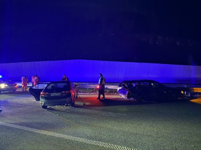 PRVE FOTOGRAFIJE SMRSKANIH AUTOMOBILA NA AUTO-PUTU MILOŠ VELIKI Razbacani delovi svuda unaokolo (FOTO)