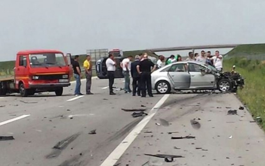 NAŠ PEVAČ IMAO STRAVIČAN UDES! Automobil potpuno smrskan, pojavila se jeziva fotografija!