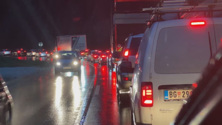 LANČANI SUDAR KOD LASTE NA AUTOPUTU Evo gde se stvaraju najveće gužve!