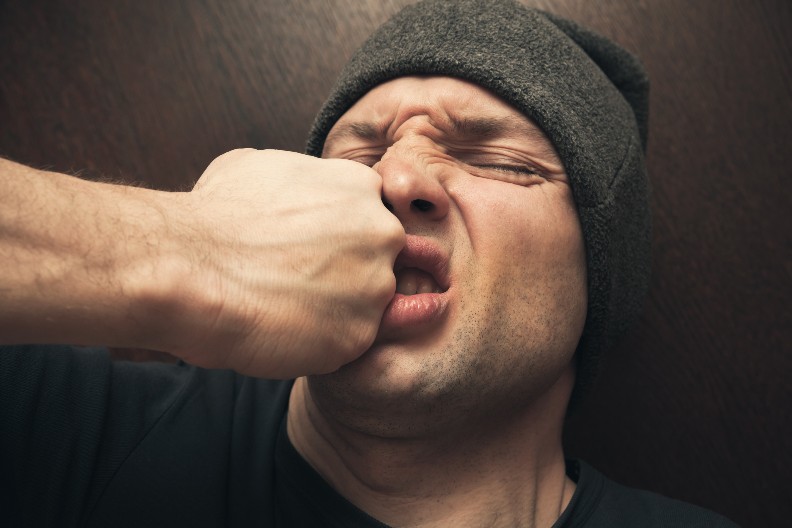 HAOS U PORODILIŠTU U LESKOVCU! Otac tek rođene bebe upao u bolnicu i napao lekare i sestre