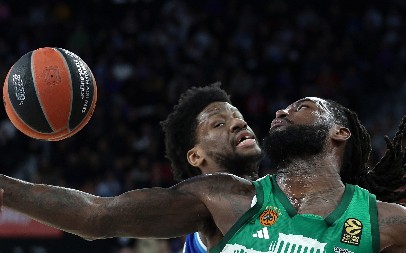 IMAMO SPORTSKU SCENU GODINE Košarkaš Panatinaikosa dao trojku u suzama, pa prišao Lesorovom sinu (VIDEO)