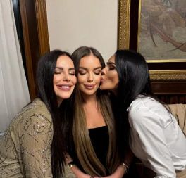 CECINA SNAJKA NE SKIDA OSMEH! Osvanula fotka sa slavlja, Bogdana pozirala sa sestrama u vili na Dedinju, mreže gore (FOTO)