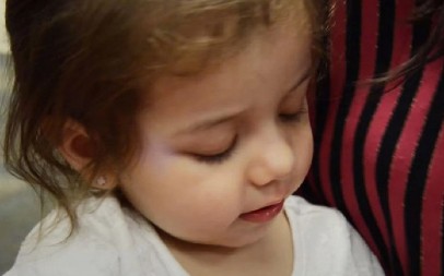 EMOTIVNA PRIČA SLOMIĆE I NAJTVRĐA SRCA Slepa devojčica (2) prvi put ugledala majku – njen potez rasplakao milione! (VIDEO)