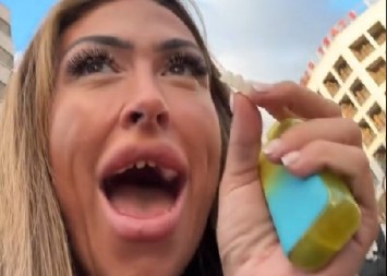 PLATILA HOLIVUDSKI OSMEH, A DOBILA HOROR Vratila prljave ''zube'' pravo u usta, ljudi na mrežama se krste - FUJČINA! (VIDEO)