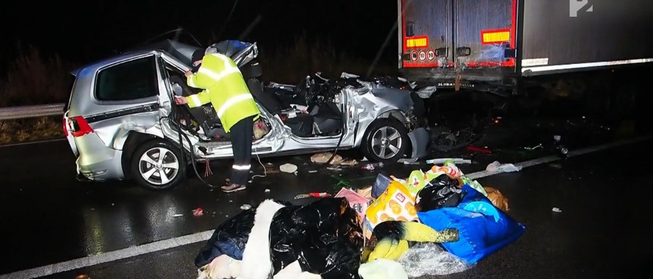 U JEZIVOJ NESREĆI U MAĐARSKOJ NASTRADAO BRAČNI PAR IZ SRBIJE  Sumnja se da je vozač zaspao pa podleteo pod kamion sa srpskim tablicama