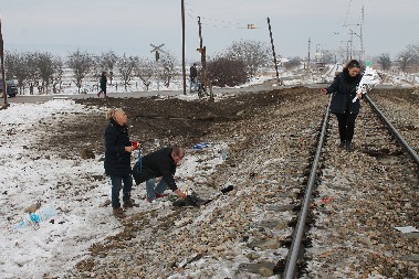 VIKALI SU "IDE VOZ, STANI", ALI VOZAČ NIJE STAO Stradalo je troje dece i petoro odraslih