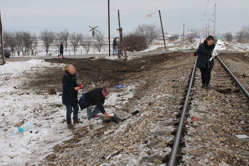VIKALI SU "IDE VOZ, STANI", ALI VOZAČ NIJE STAO Stradalo je troje dece i petoro odraslih