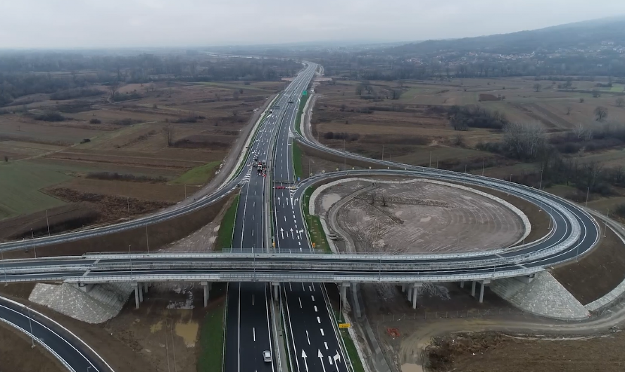OVAKO IZGLEDA MORAVSKI KORIDOR KOJI VUČIĆ SUTRA OTVARA Napravljeno je 30 km velelepnog auto-puta (VIDEO)