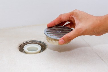 ODVOD VAM JE ZAPUŠEN ZBOG DLAKA I SAPUNA? Sipajte sredstvo od 50 dinara i rešićete