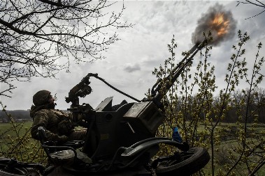 NATO GRANATE PLJUŠTE PO RUSIMA 155 milimetara čiste smrti gruva iz Pancerhaubica 2000 i Cezara