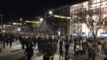 I ONI SU STUDENTI? Francuzi na protestu u Beogradu, šta će oni tu? (VIDEO)