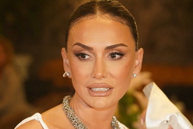 ON JE NOVI DEČKO EMINE JAHOVIĆ? Pevačica već neko vreme putuje sa njim i objavljuje fotke gde mu krije lice