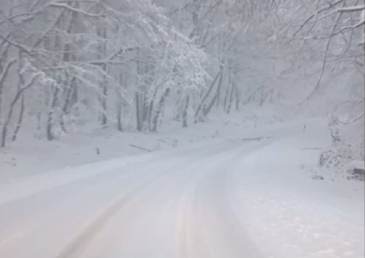 VOJVODINA SKROZ ZAVEJANA Deluje magično, ali se vozačima ovde diže kosa na glavi (VIDEO)