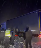 OBUSTAVLJEN SAOBRAĆAJ ZBOG LOŠIH VREMENSKIH USLOVA KOD BOLJEVCA Policija na terenu, kamion preprečio put (FOTO/VIDEO)