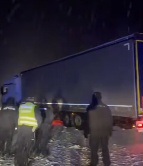 OBUSTAVLJEN SAOBRAĆAJ ZBOG LOŠIH VREMENSKIH USLOVA KOD BOLJEVCA Policija na terenu, kamion preprečio put (FOTO/VIDEO)