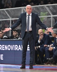 SUDIJE MORALE DA PREKINU DERBI Zvezdini navijači dobili upozorenje zbog vređanja Željka Obradovića