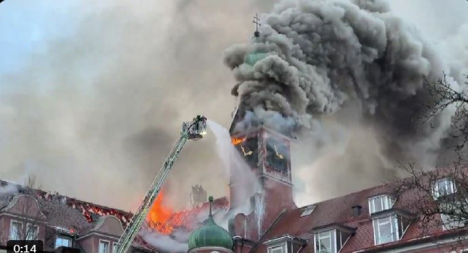 STRAVIČAN POŽAR U MINHENU! Urušio se deo zgrade, gori stambena četvrt, plamen guta sve pred sobom! (VIDEO)