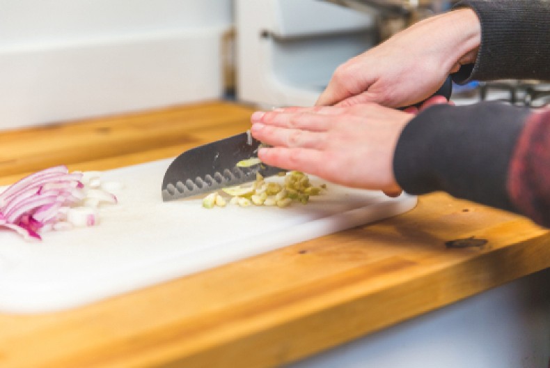 KORISTITE PLASTIČNU DASKU ZA SEČENJE?  Posle ovoga ćete dvaput razmisliti da li ćete je ponovo upotrebiti