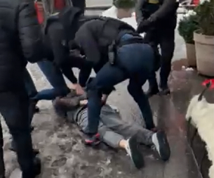 "LEZI DOLE, RUKE NA LEĐA!" Ovako je uhapšen koji je opljačkao muškarac kladionicu u Beogradu (FOTO/VIDEO)