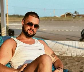 OVAJ PEVAČ JE PRIVEDEN ZAJEDNO SA GOGOM SEKULIĆ! Evo šta je objavio tik pred hapšenje, mreže gore (FOTO)