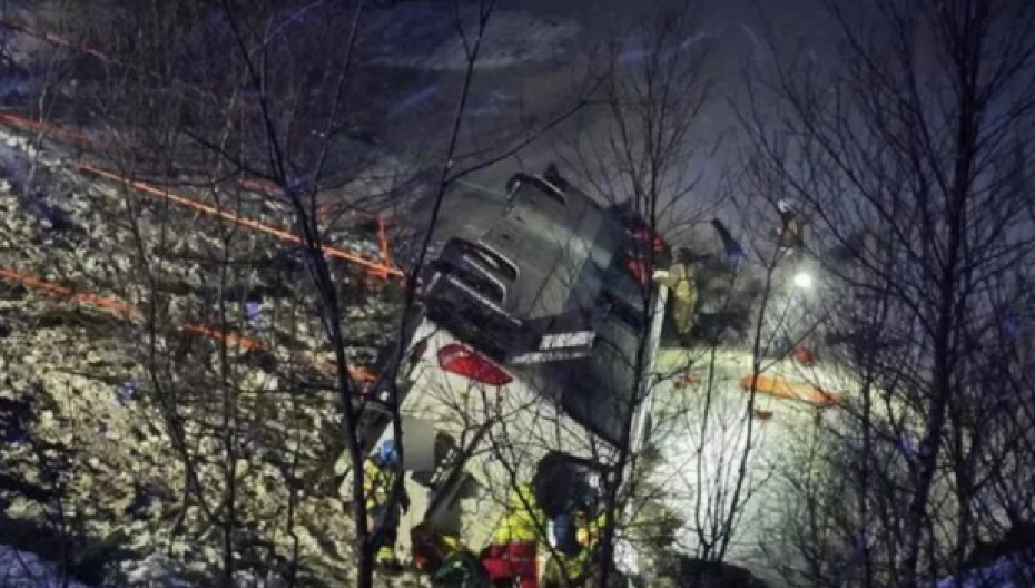 STRAVIČNA NESREĆA! Autobus pun putnika sleteo sa puta, ima MRTVIH! (FOTO)