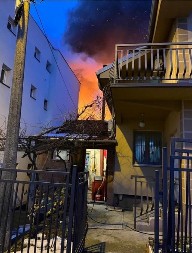 POVREĐENA DVA VATROGASCA! Veliki požar napravio haos u Višnjičkoj banji, izgorela kuća PETOČLANE PORODICE