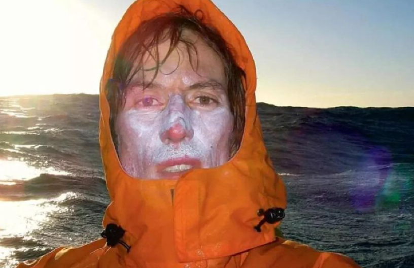 KAJAKAŠ KRENUO U SMRT, POSLAO POSLEDNJU FOTOGRAFIJU PRE NEGO ŠTO GA JE PROGUTAO PACIFIK! Njegov pogled ledi krv u žilama!