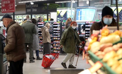 ZALIHE PIĆA I HRANA KUPITE NA VREME DA NE ''POLJUBITE VRATA'' MARKETA! Detaljan spisak radnog vremena poznatih supermarketa za praznike
