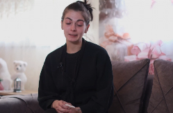 ŽELIM DECU DA OPLAČEM NA MIRU, NE UPLIĆITE TRAGEDIJU U POLITIKU! Majka nastradalih devojčica Valentine i Sare kroz jecaje poslala snažnu poruku! (VIDEO)