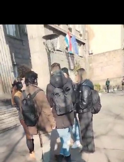 U PAUZAMA DOK SE SPREMAJU ZA PROTEST, SKOKNULI DO HRVATSKE AMBASADE! Evo šta rade ''hrvatski turisti'' po Beogradu!