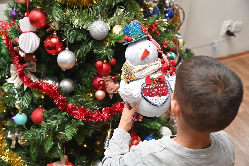 Imlek tradicionalno donirao novogodišnje paketiće domovima za nezbrinutu decu širom Srbije